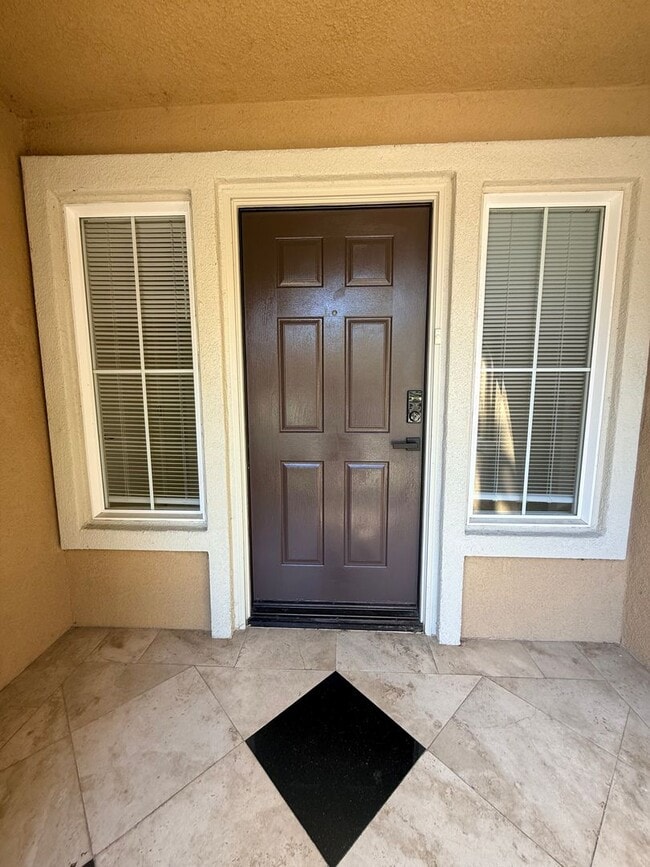 Building Photo - Beautiful Tri-Level Home in Prestigious Oa...