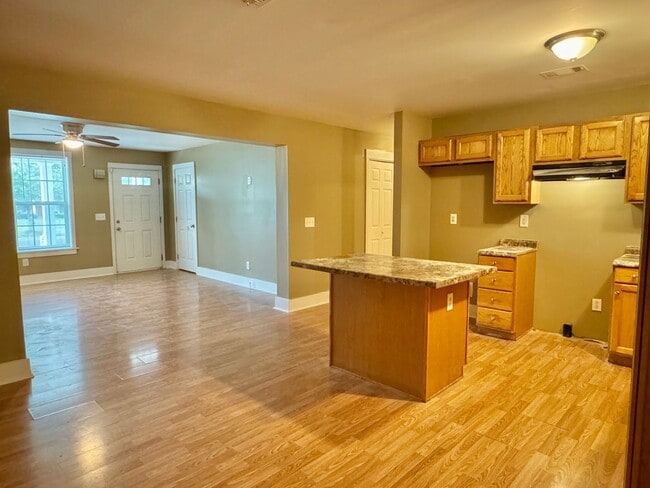 Building Photo - Charming 3-Bed, 2-Bath Home with Spacious ...
