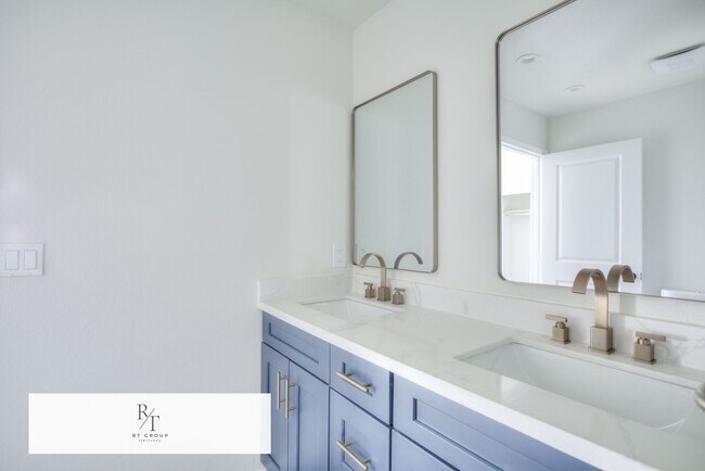 Building Photo - Fully Remodeled | Spacious & Bright Townhome