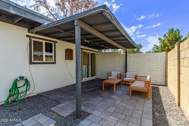 Building Photo - 3710 E Altadena Ave