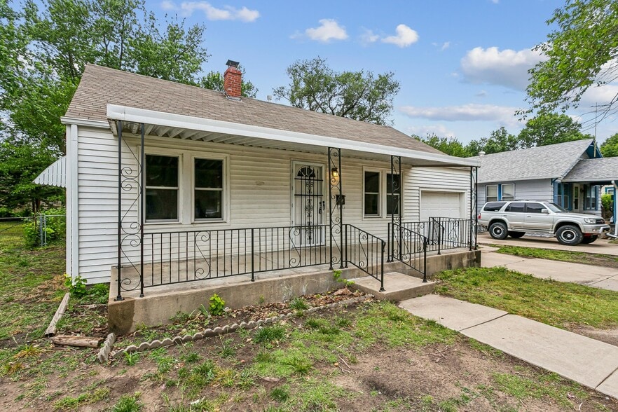 Building Photo - 229 S Edwards Ave