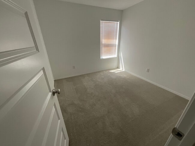Building Photo - 2022 Meadow Ln