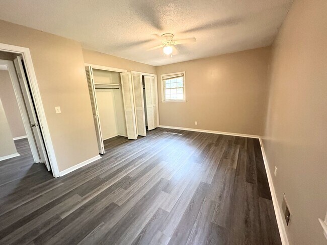 Building Photo - Fresh Private Large Quiet Appeal