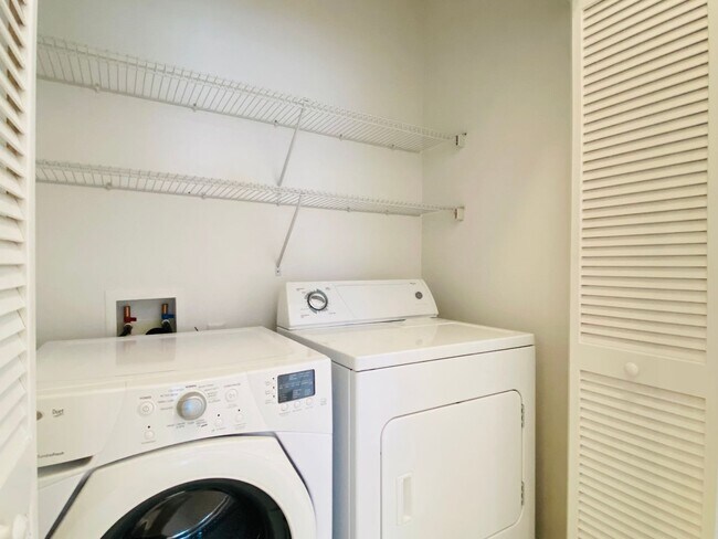 Building Photo - Baldwin Park Beauty! 3 Bed, 2 Bath 3rd Flo...