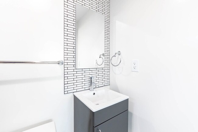 Building Photo - 756 N Ridgewood Pl