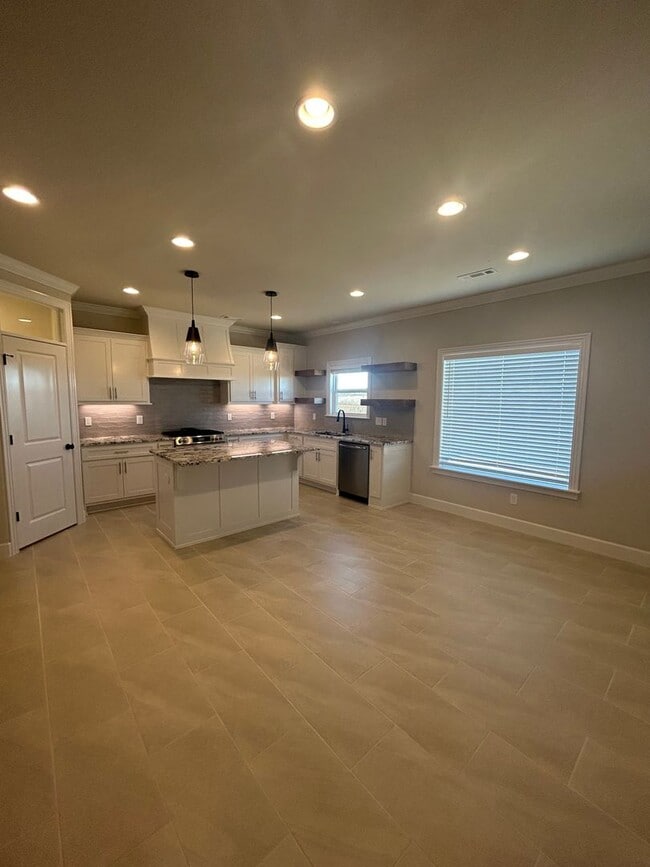 Building Photo - Beautiful Modern Home in Pea Ridge!