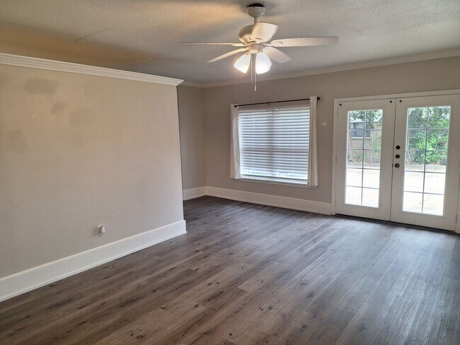 Building Photo - Large Awesome Home with Shop