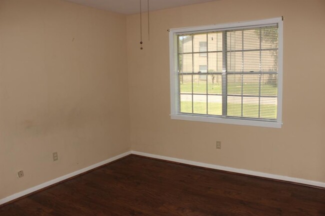 Building Photo - 881 High Oaks Dr