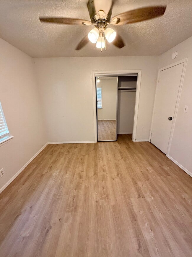 Building Photo - Inviting Mustang Gem with Spacious Kitchen...