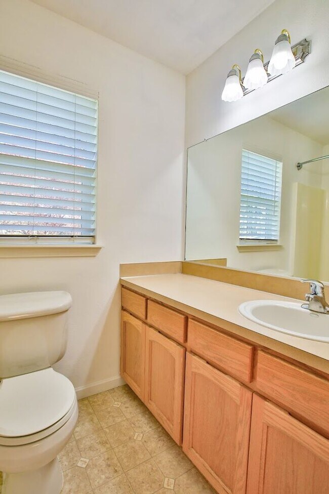 Building Photo - Lovely Home located in Oak Harbor and Ready for a New Tenant!