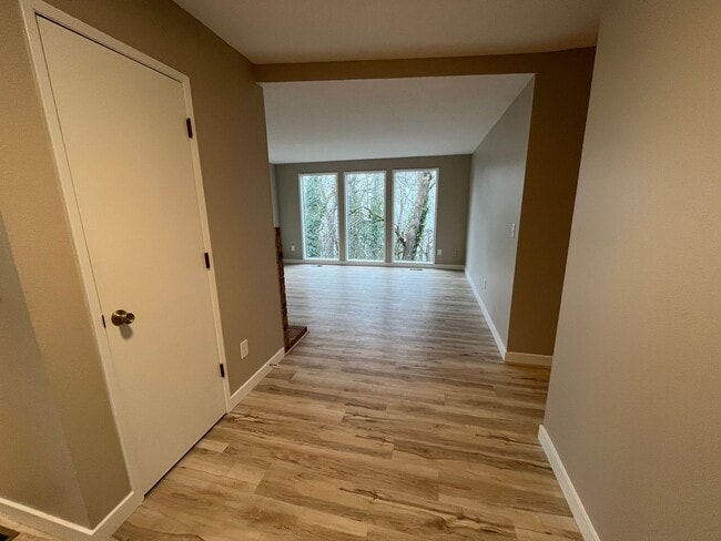 Building Photo - Spacious lower unit in refurbished duplex