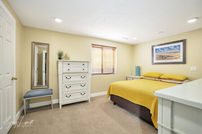 Building Photo - 322 Hillcrest Cir