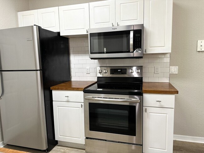 Building Photo - Crescent Place - 22-206