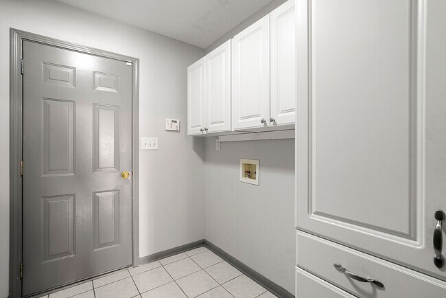 Building Photo - 5160 Oaks Landing Ct