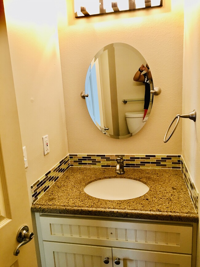 Building Photo - 2210 Canyon Dr