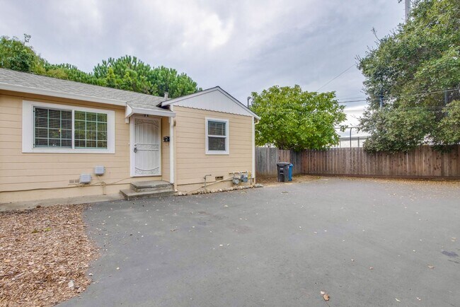 Building Photo - I Street