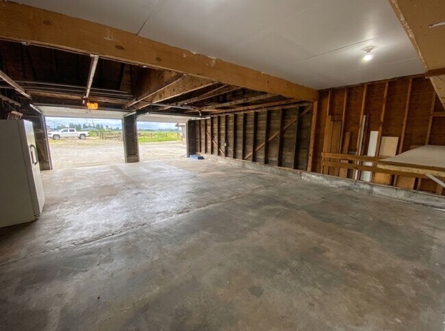 Building Photo - 792 E Badger Rd