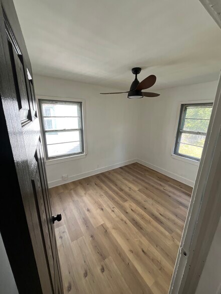 Building Photo - 828 E 35th Pl