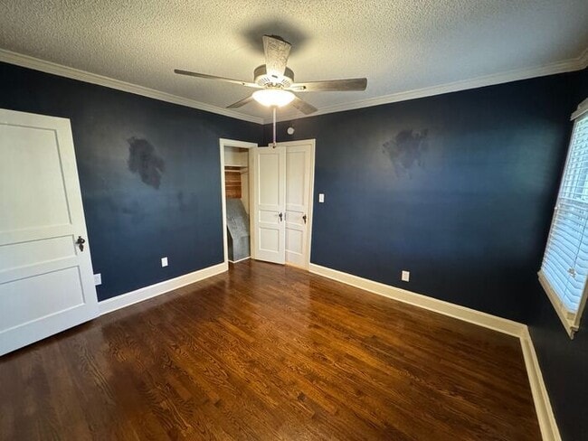 Building Photo - Medical District Location, Fenced Yard, an...