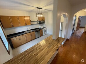 Building Photo - 3 Unit Apartment Building in the Heart of ...