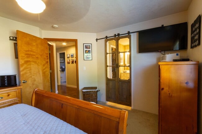 Building Photo - MODERN COMFORT & OPEN LAYOUT 3 BEDROOM SIN...