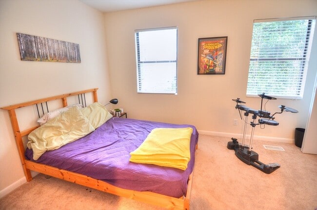 Building Photo - Rare End-Unit Townhome in Carrboro with Beautiful Updates! Available Early July!