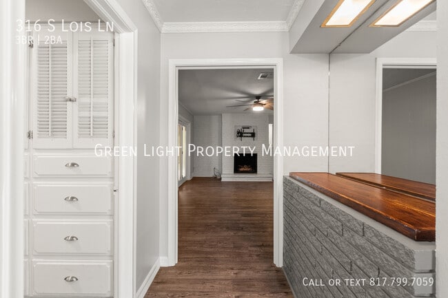 Building Photo - 316 S Lois Ln