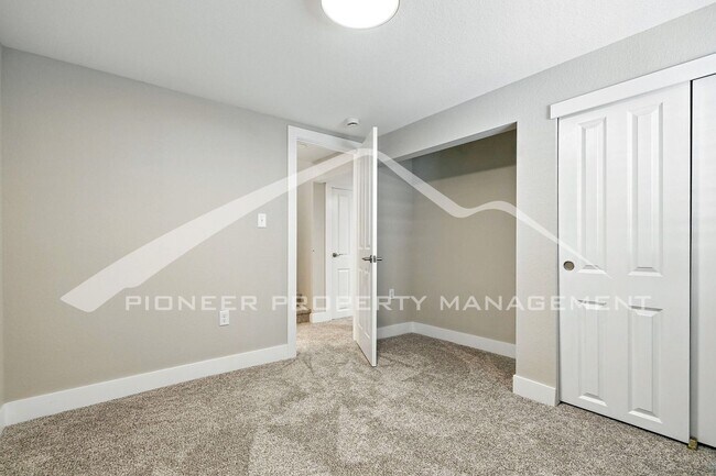Building Photo - Spacious Home with Washer/Dryer and Centra...