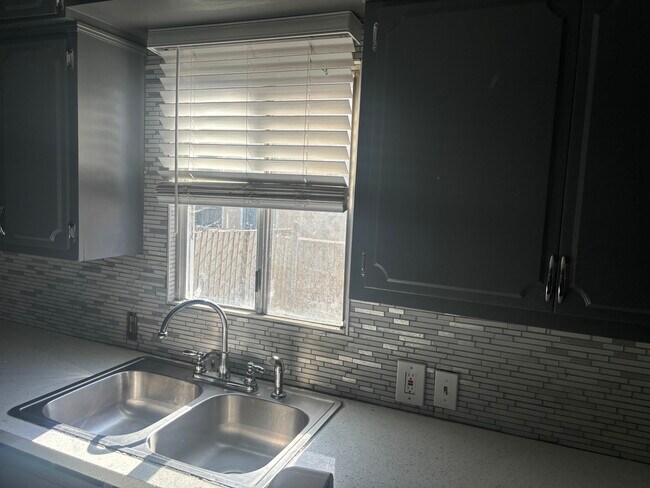 Building Photo - 739 E 91st St