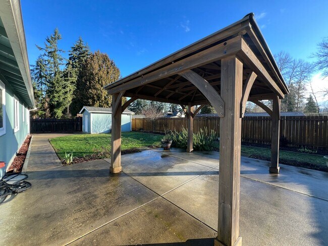 Building Photo - Exceptional 2200 sq ft Three Bedroom 2 Bath Rambler in Fed Way - with A/C