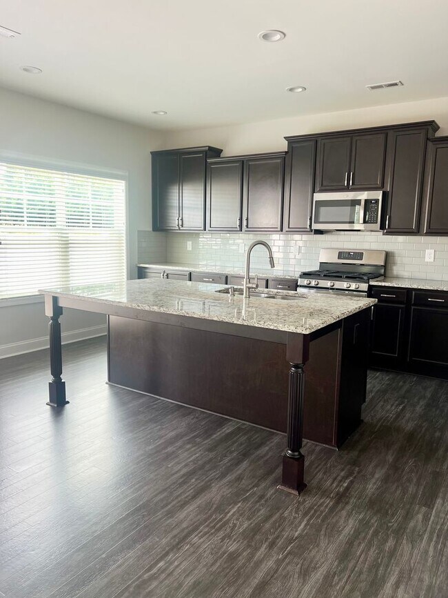 Building Photo - Stunning 4BR 3BA Home in Colfax
