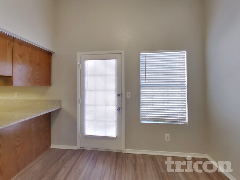 Building Photo - 528 Dutchman Ave