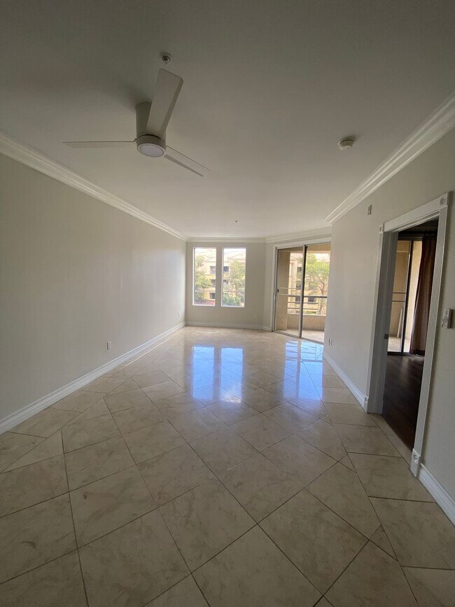 Building Photo - Remodeled 2 Bedroom Condo Just Off the Strip!