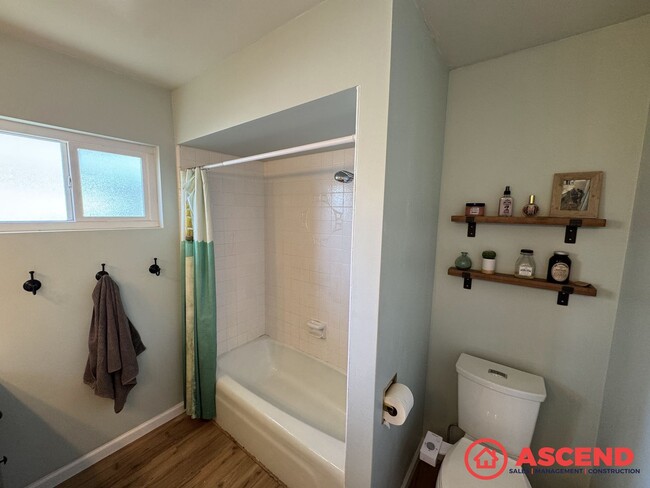 Building Photo - Lovely Home In Olive Dr Area!
