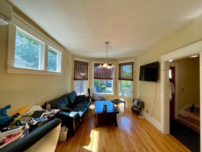 Building Photo - Lovely NE  3 Bed 2 Bath - King Neighborhood - A/C, Garage and Location!