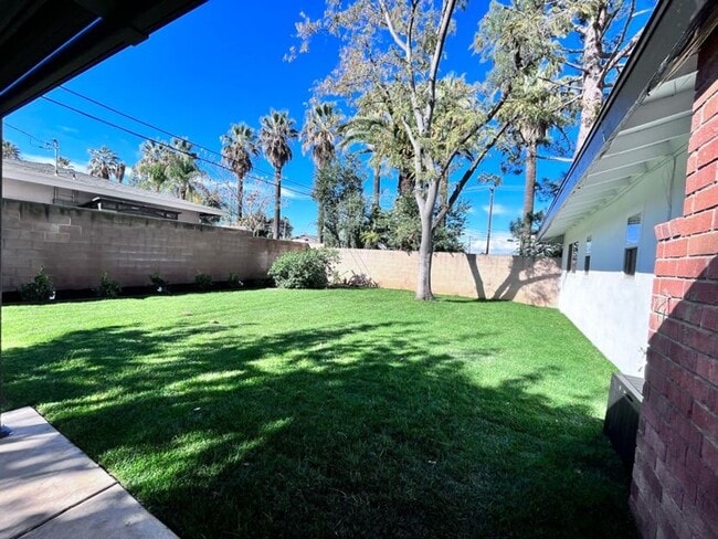 Building Photo - NEWLY RENOVATED South Redlands Home