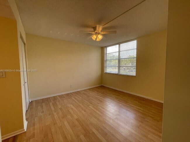 Building Photo - 9431 Live Oak Pl