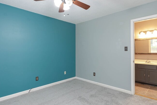 Building Photo - 3 Bed 2 Bath near Lake Jeanette