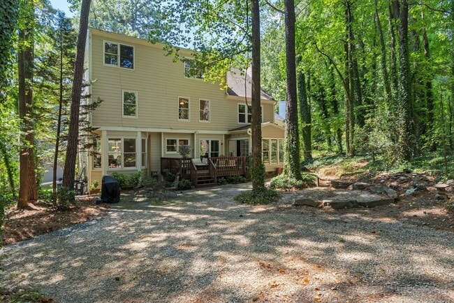 Building Photo - Beautiful 4BR, 3.5BA Tri-Level Home in Wel...