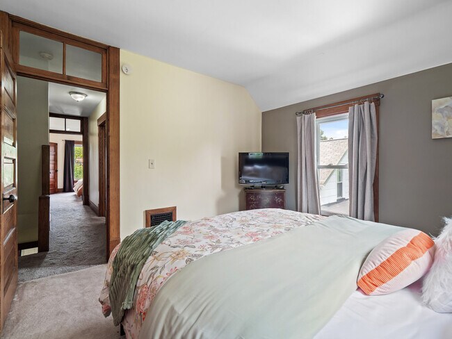 Building Photo - 679 Washington St