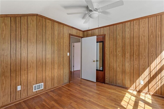 Building Photo - 2866 Highland Dr SE