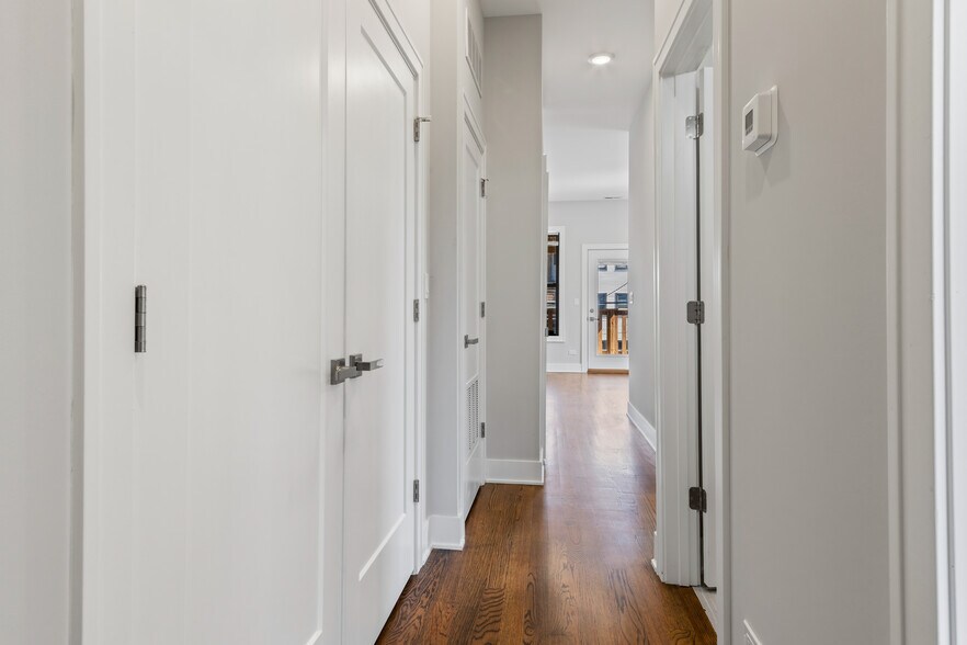 Building Photo - 1470 W Summerdale Ave