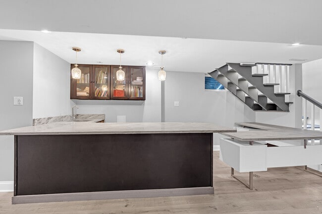 Building Photo - 534 Lawler Ave