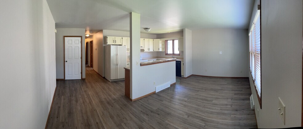 Front door to family/dining/kitchen - 109 Woodview Dr