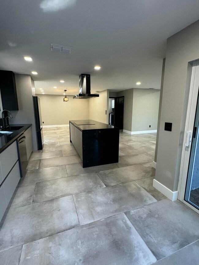 Building Photo - 10366 Buena Ventura Dr