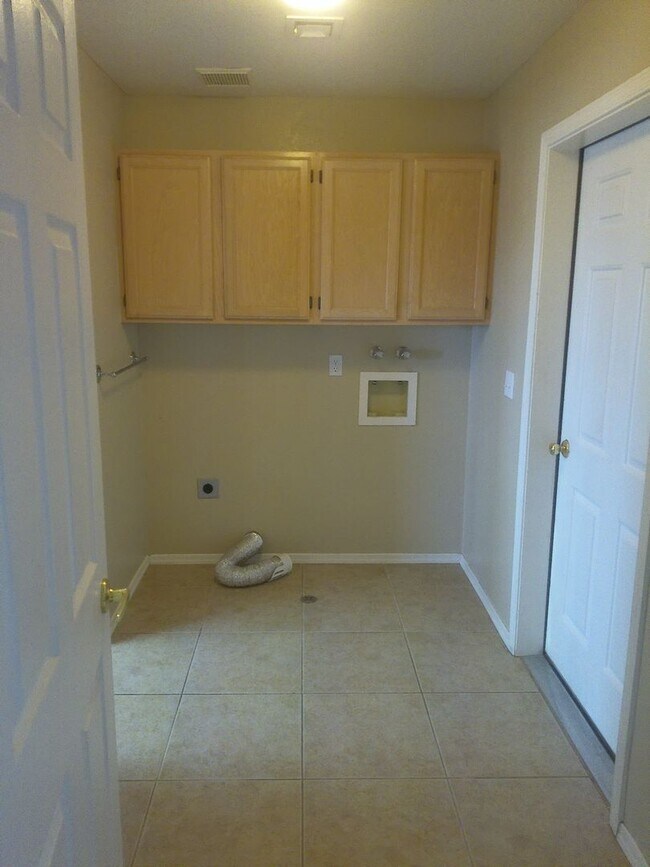 Building Photo - Long Term 3 bedroom 2 bath 3 car