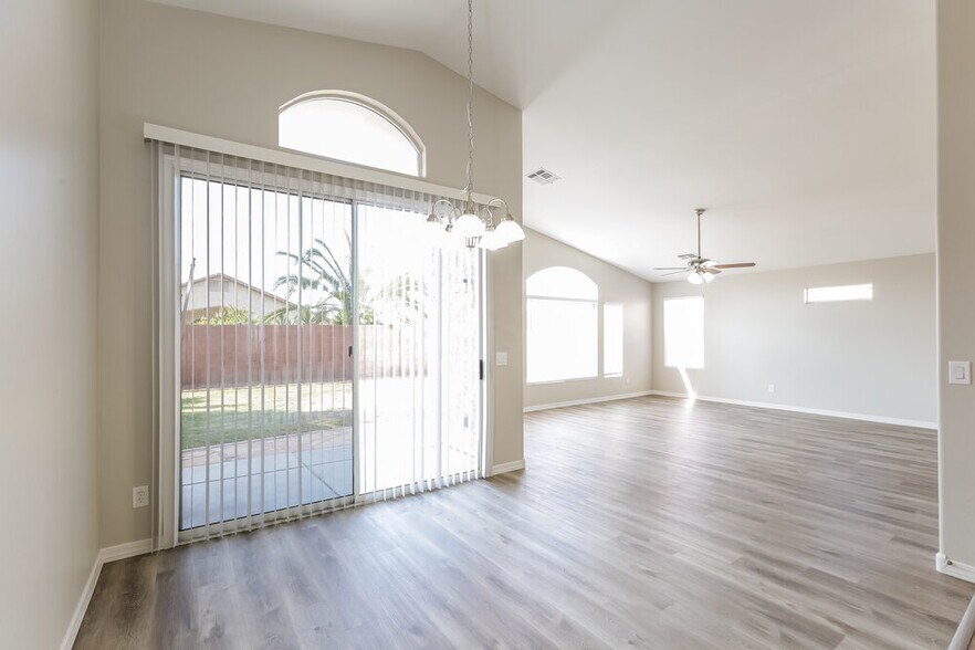 Building Photo - 1105 E Blackhawk Dr