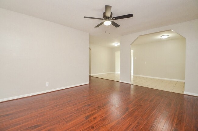 Building Photo - 10403 Royal Oaks Dr