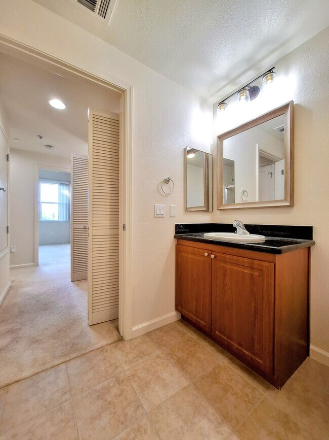 Building Photo - Beautiful 2bd Condo In Gated Community With Pool, Gym, and In-unit Laundry!