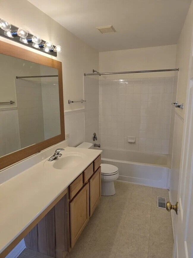 Building Photo - 211 Valley View Dr